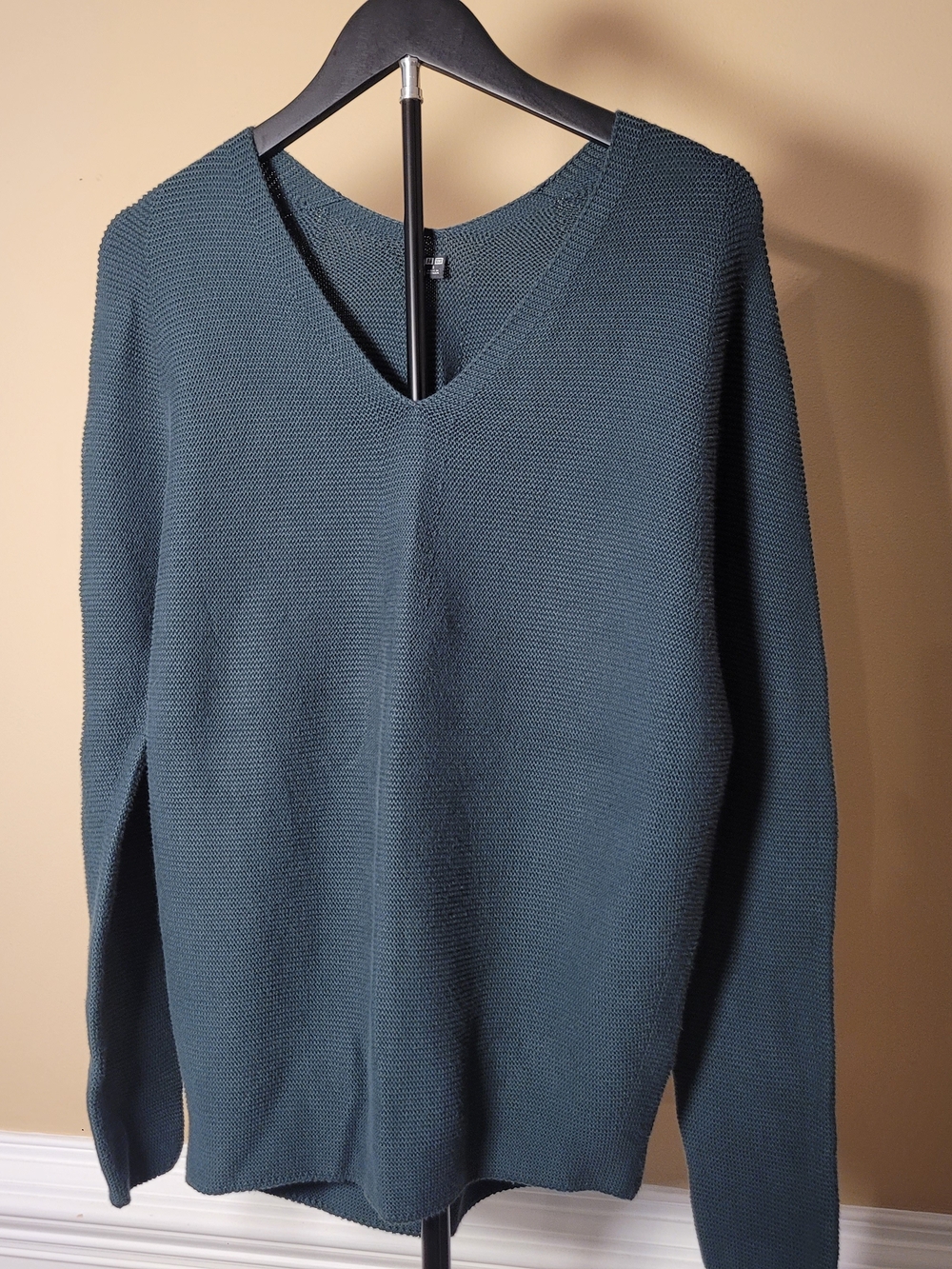 Uniqlo Women's 3D Knit V-Neck Sweater in Green
